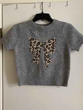 Freshman Gray Short-Sleeve Sweater with Leopard Bow